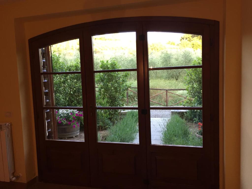 カステルヌオーヴォ・ベラルデンガにあるCasa Minucciaの庭を望む窓付きのドア