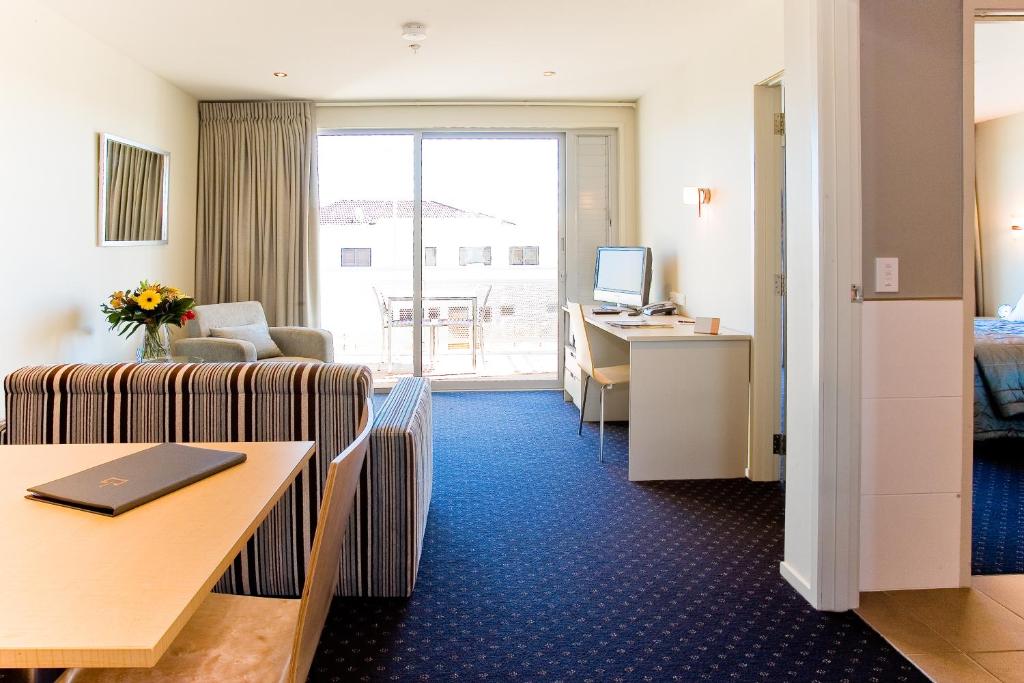 TV a/nebo společenská místnost v ubytování The Crown Hotel