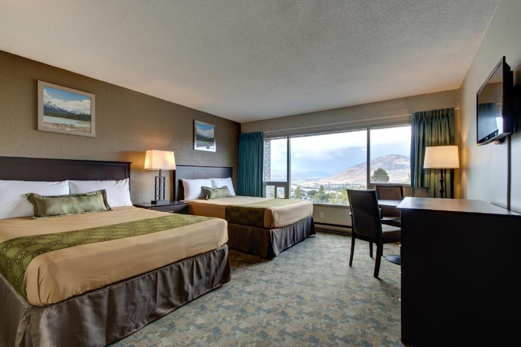 Postel nebo postele na pokoji v ubytování Knights Inn Kamloops