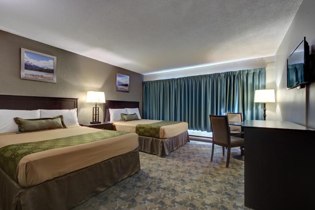 Postel nebo postele na pokoji v ubytování Knights Inn Kamloops