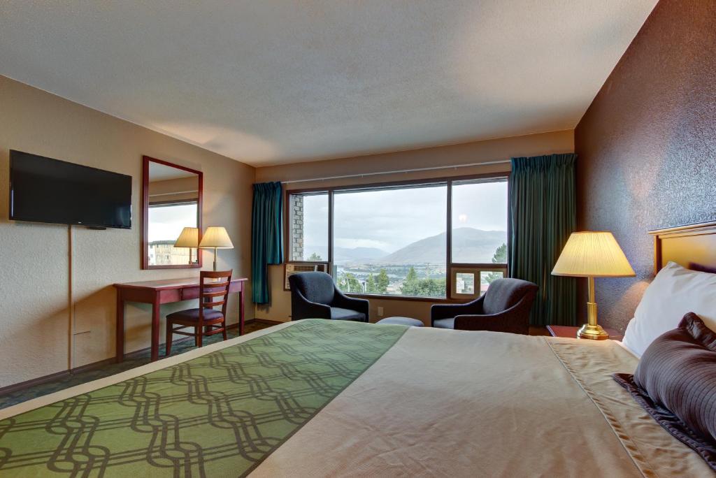 Postel nebo postele na pokoji v ubytování Knights Inn Kamloops