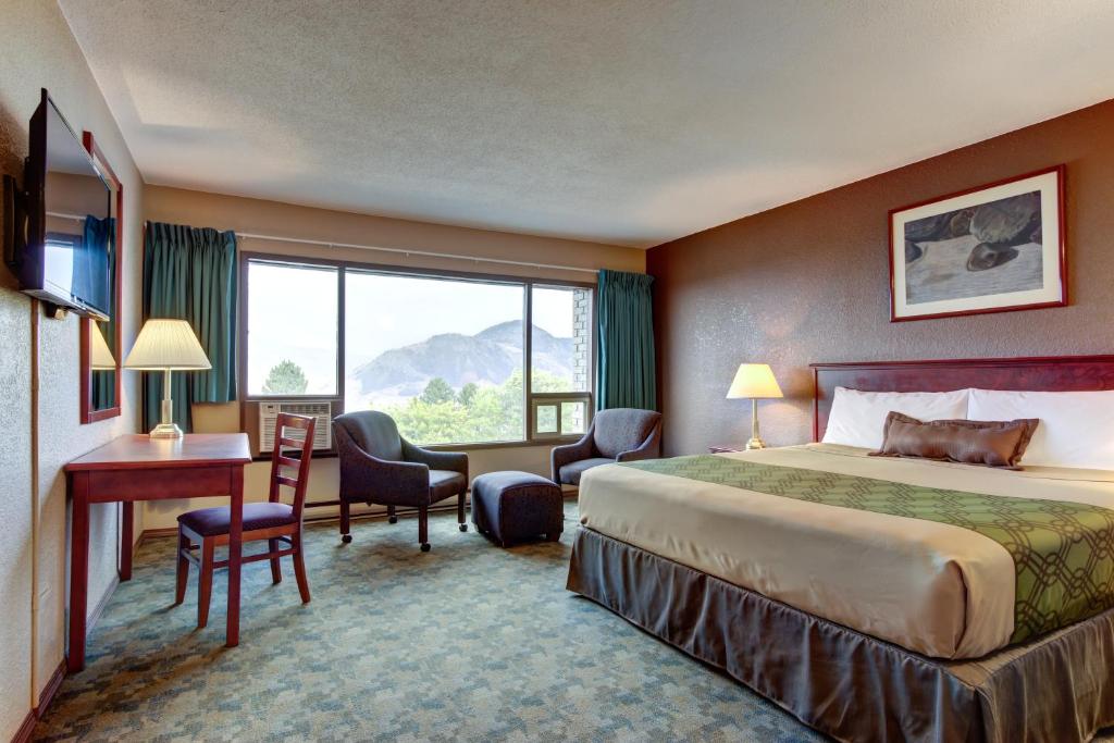 Postel nebo postele na pokoji v ubytování Knights Inn Kamloops