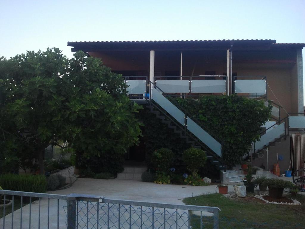 ein Haus mit einer Treppe davor in der Unterkunft Apartments Banoci in Vir
