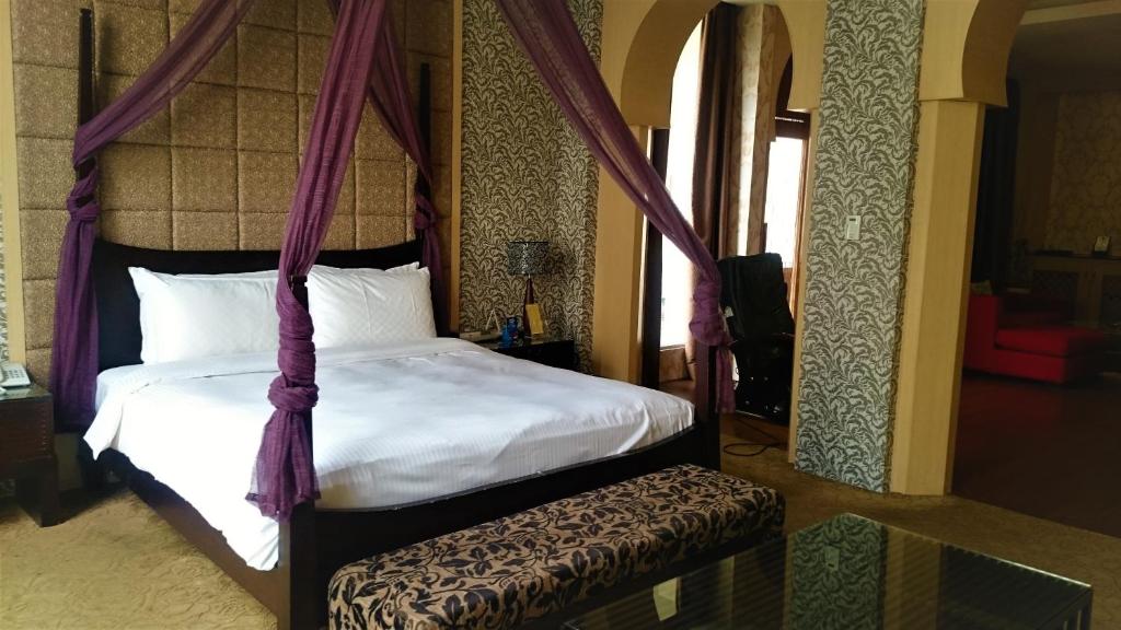 Postel nebo postele na pokoji v ubytování Her Home Spa Motel Xinying