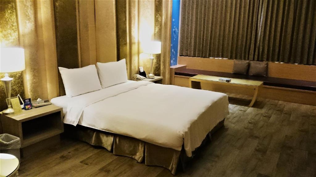 Postel nebo postele na pokoji v ubytování Her Home Spa Motel Xinying