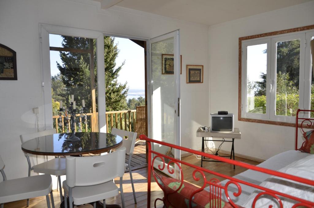 a room with a balcony with a table and chairs at Ha Mar ao Luar in Setúbal