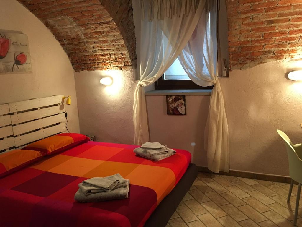 アオスタにあるMaison Solangeのベッドルーム1室(赤とオレンジのベッド1台付)