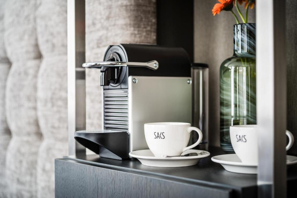 Comodidades para preparar café e chá em SAKS Urban Design Hotel Frankfurt