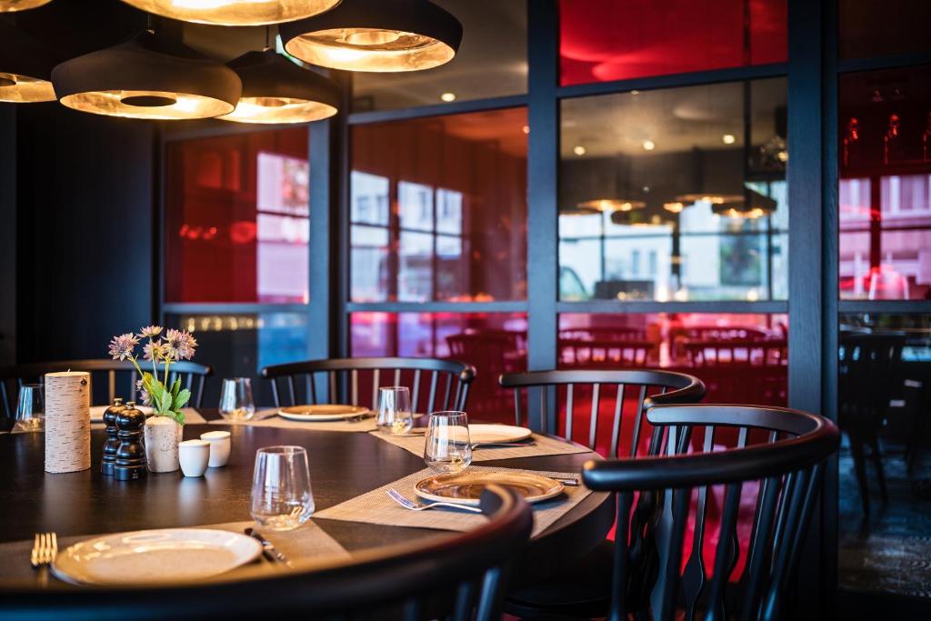 Um restaurante ou outro lugar para comer em SAKS Urban Design Hotel Frankfurt