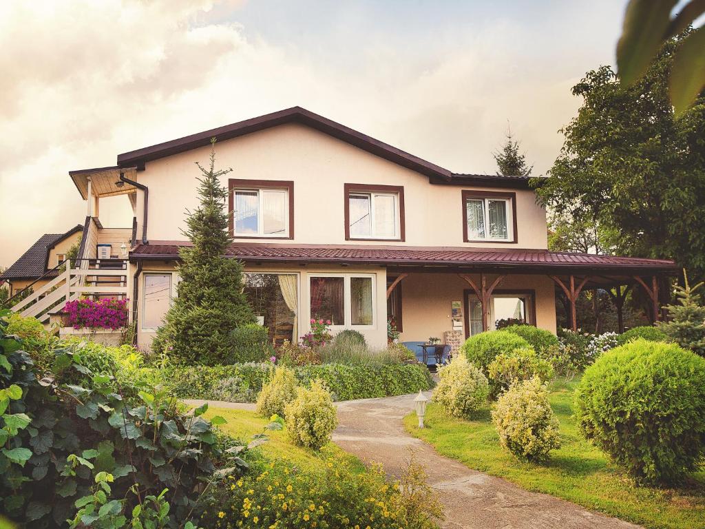 a house with a garden in front of it at Pokoje Gościnne Gazda in Polanica-Zdrój