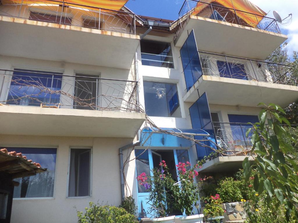 apartamentowiec z niebieskimi drzwiami i oknami w obiekcie Самостоятелна вила w mieście Rezowo
