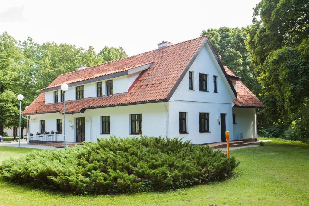 ein großes weißes Haus mit rotem Dach in der Unterkunft Toila Valgevilla Apartments in Toila