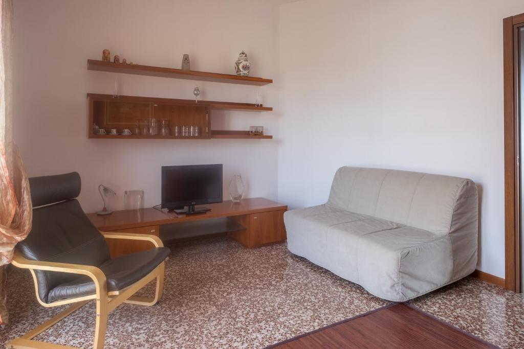 Televízia a/alebo spoločenská miestnosť v ubytovaní B&B Le Camelie