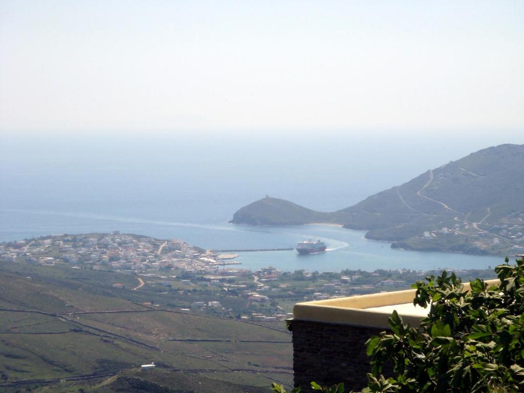 widok na duży zbiornik wody z statkiem w nim w obiekcie Villa Pergola Andros w mieście Gavrion