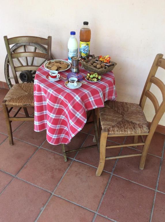 レッチェにあるTaverna Grikaのテーブル(椅子2脚付)とテーブル(食べ物付)
