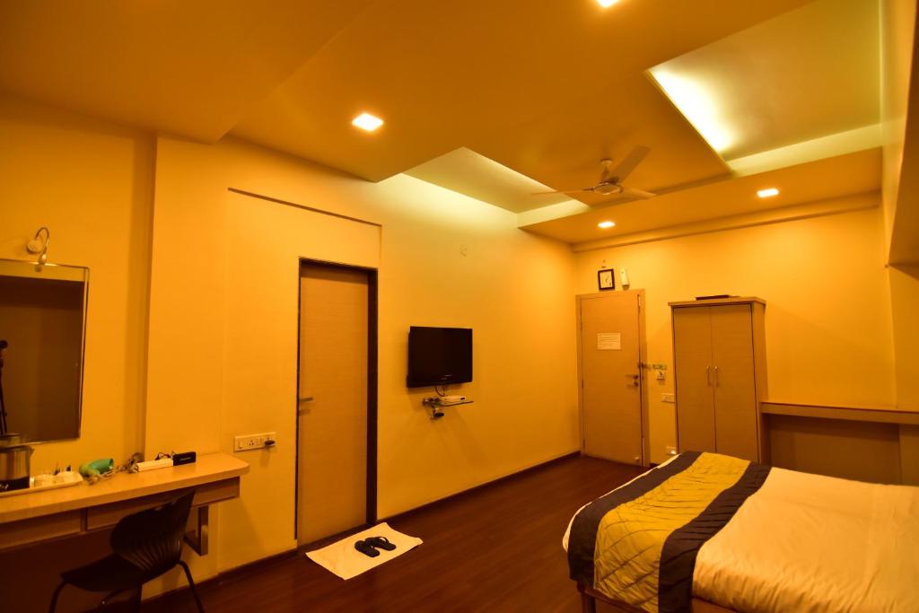 TV a/nebo společenská místnost v ubytování MY Bizz Hotel Sapna