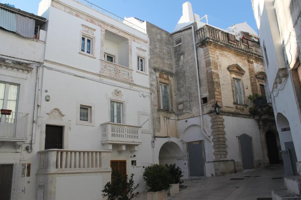 マルティナ・フランカにあるla casettaの白い建物並び