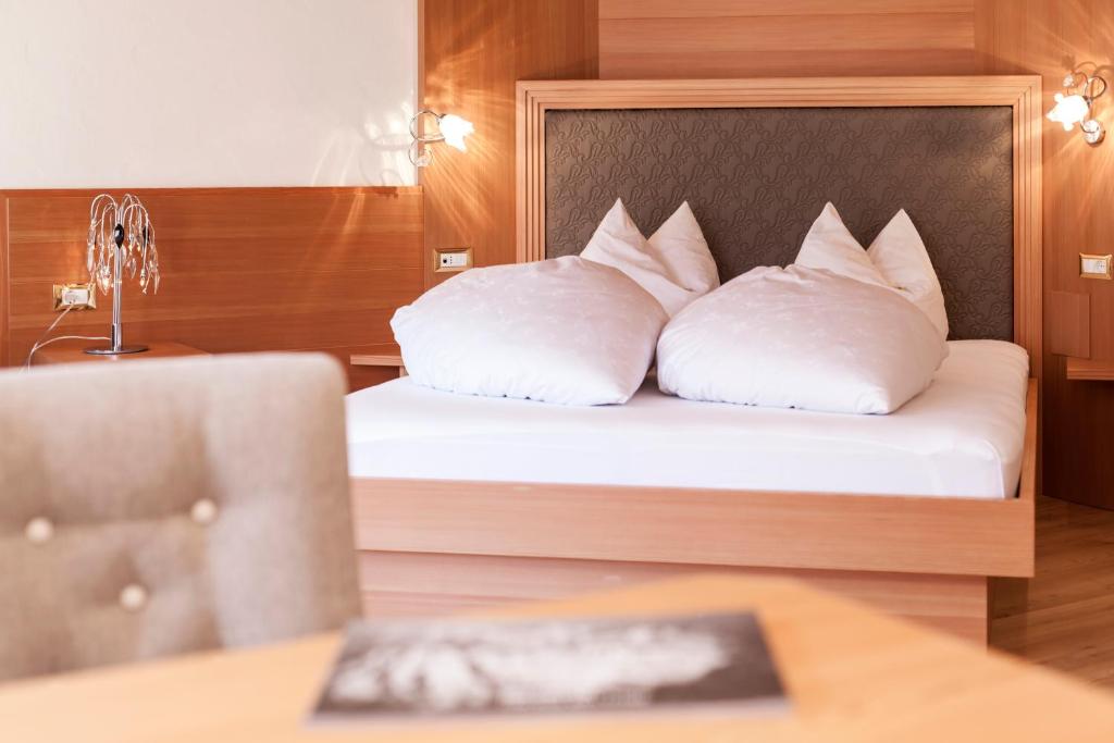 Posteľ alebo postele v izbe v ubytovaní Dorfhotel Beludei
