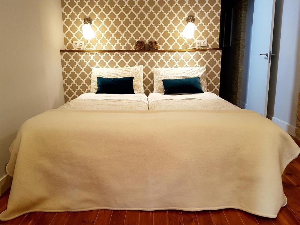 パンプローナにあるHeart of Pamplona Apartments IVのベッドルーム1室(大きな白いベッド1台、枕2つ付)