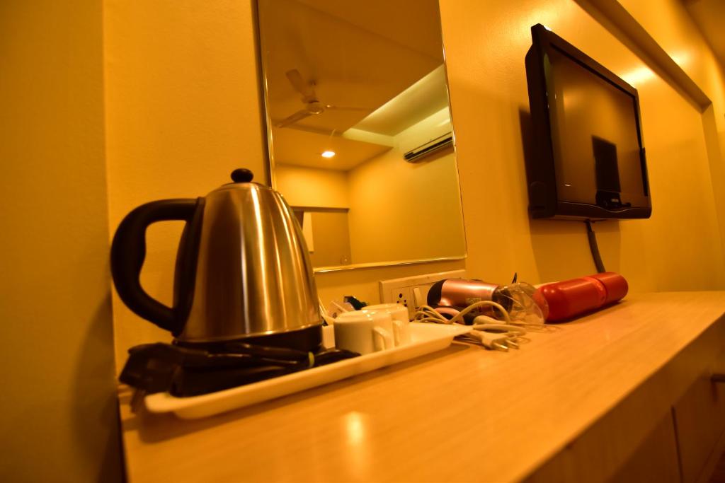 Příslušenství pro přípravu čaje a kávy v ubytování MY Bizz Hotel Sapna