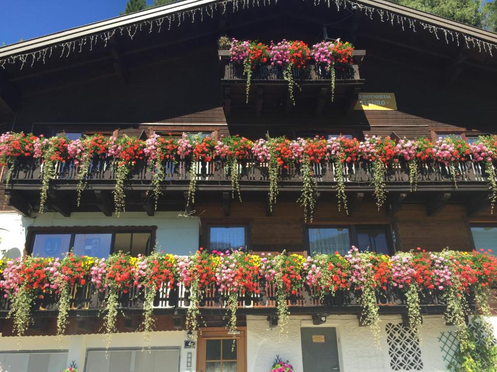 ein Gebäude mit Blumenkästen auf einem Balkon in der Unterkunft Haus Heimo in Bad Kleinkirchheim