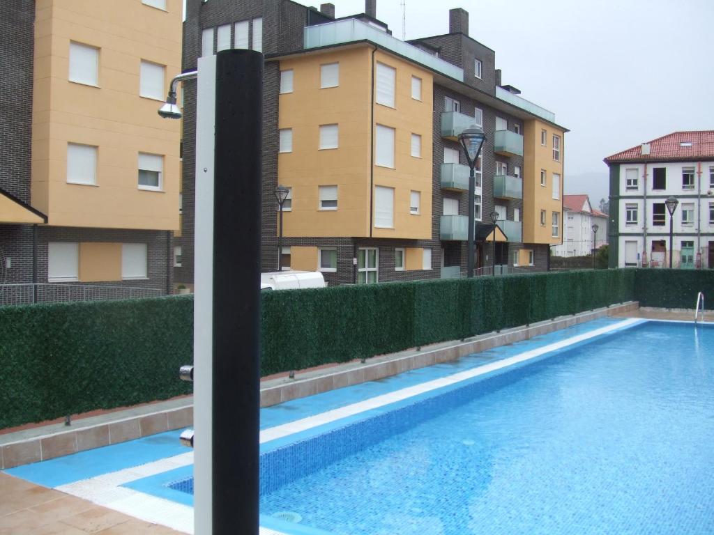 una piscina con edificios de fondo en Apartamento Val de San Vicente, en Unquera