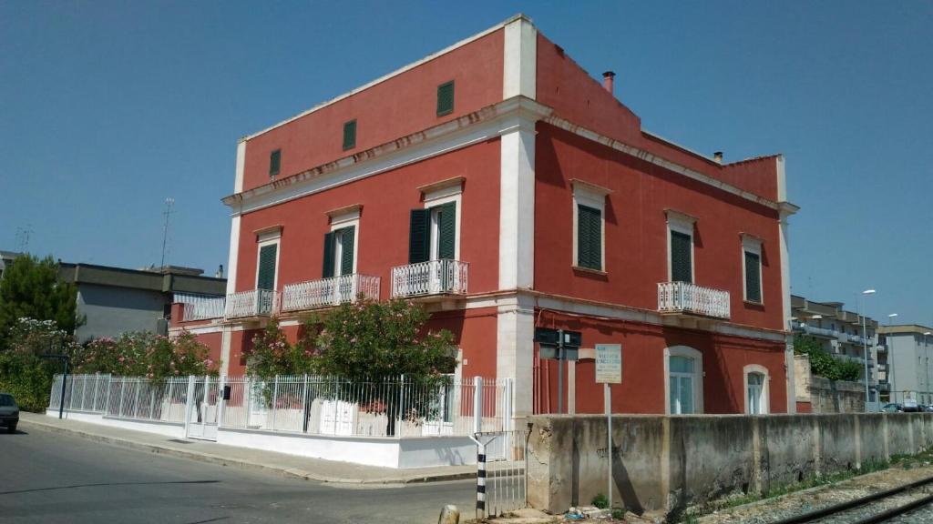un bâtiment en briques rouges sur le côté d'une rue dans l'établissement Dimora D'Amato, à Grumo Appula