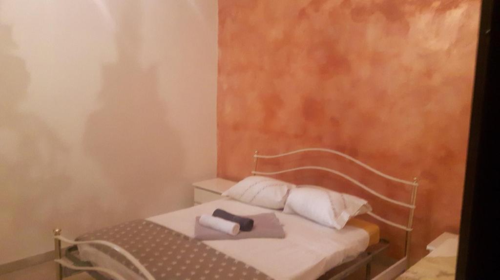 - une petite chambre avec un lit et des serviettes dans l'établissement Appartment in Sizilien Ribera, à Ribera