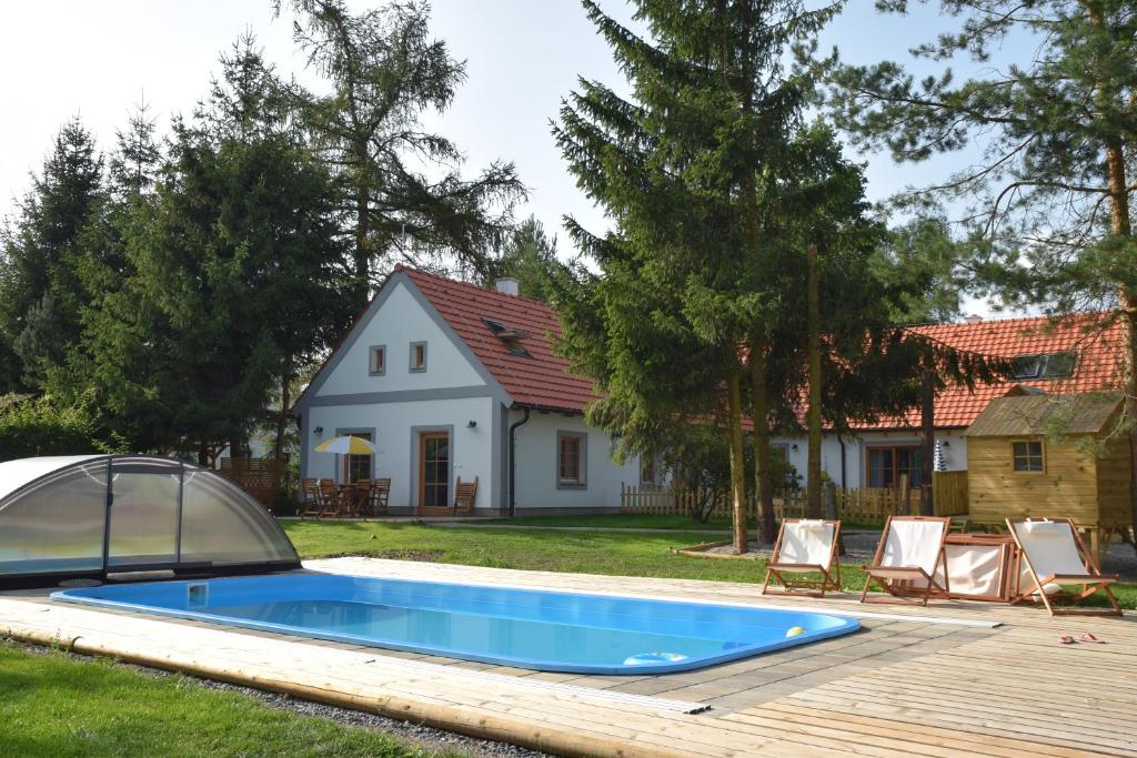 een zwembad voor een huis bij Apartmány Kojákovice - Třeboň in Jílovice