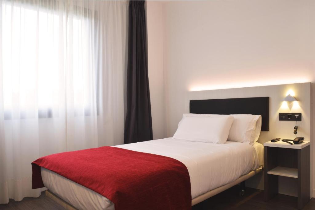 Postel nebo postele na pokoji v ubytování Hotel New Bilbao Airport