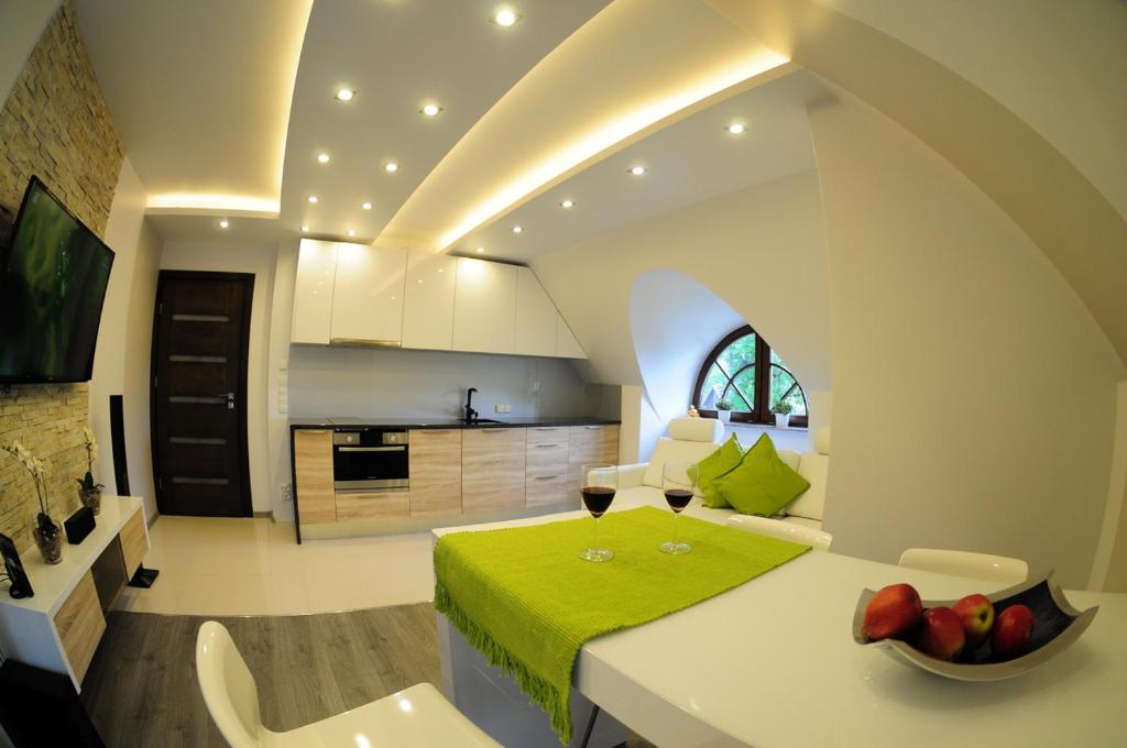 een keuken en een woonkamer met een bed en een tafel bij San Marino in Zakopane