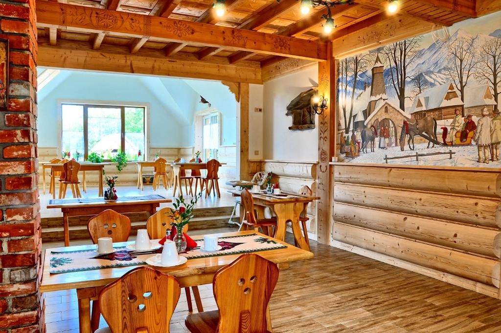 Reštaurácia alebo iné gastronomické zariadenie v ubytovaní Dom Wypoczynkowy Dolinka