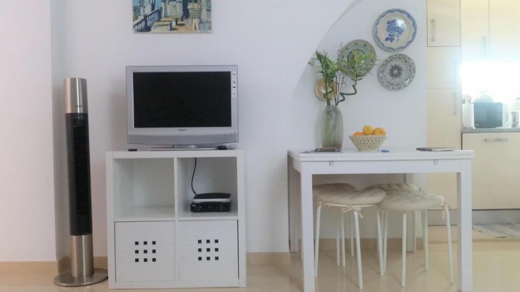TV a/nebo společenská místnost v ubytování Ebora Home - GARAGE free - Centro Histórico