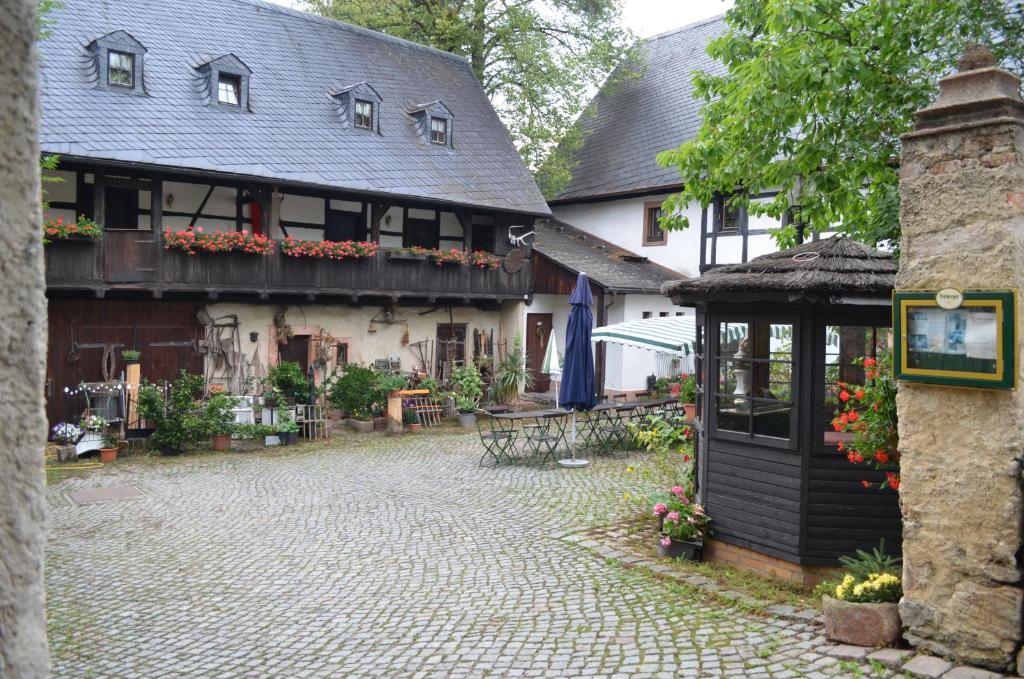 einen Innenhof eines Hauses mit einem Tisch und Stühlen in der Unterkunft zum Frongut in Burgstaedt