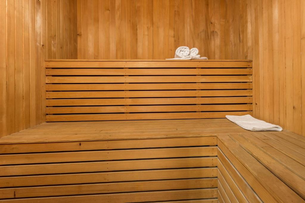 a sauna with a wooden wall with a towel on it at Monte & Paradiso in Pula