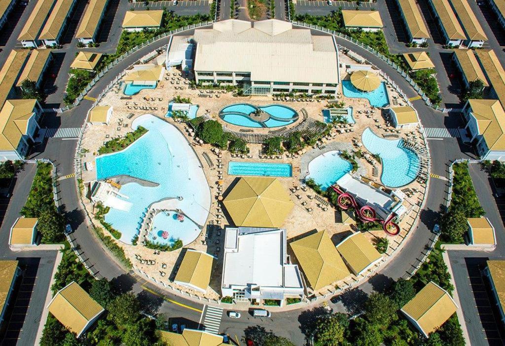 una vista aérea de un complejo con 2 piscinas en L'acqua Diroma - Park aquático 24 horas - Piscina de Ondas Exclusiva, en Caldas Novas