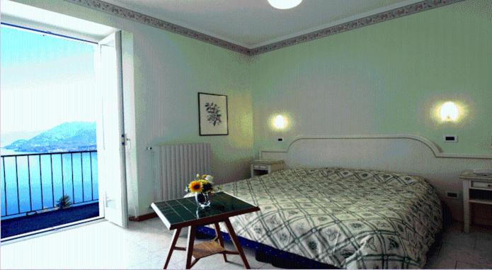 Postel nebo postele na pokoji v ubytování Hotel Brisino