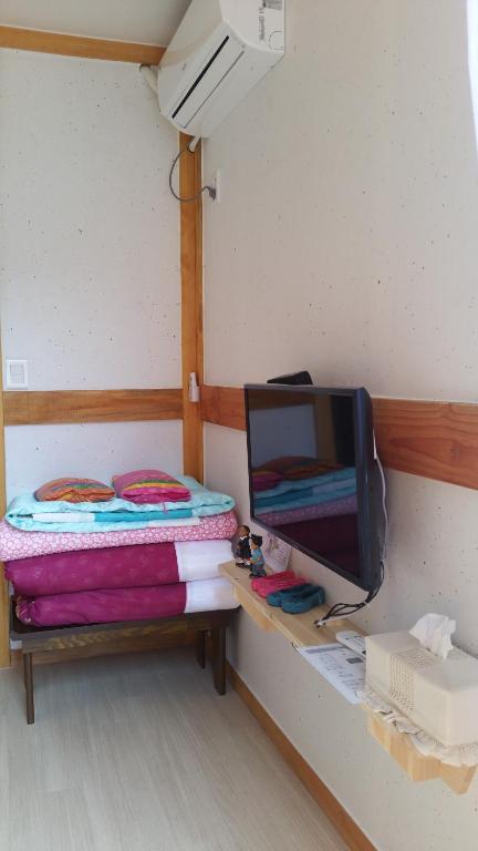 Postel nebo postele na pokoji v ubytování Jeongga Hanok