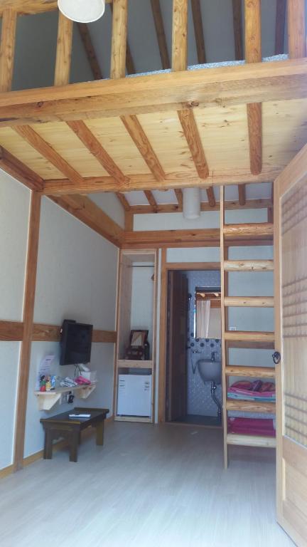 Postel nebo postele na pokoji v ubytování Jeongga Hanok