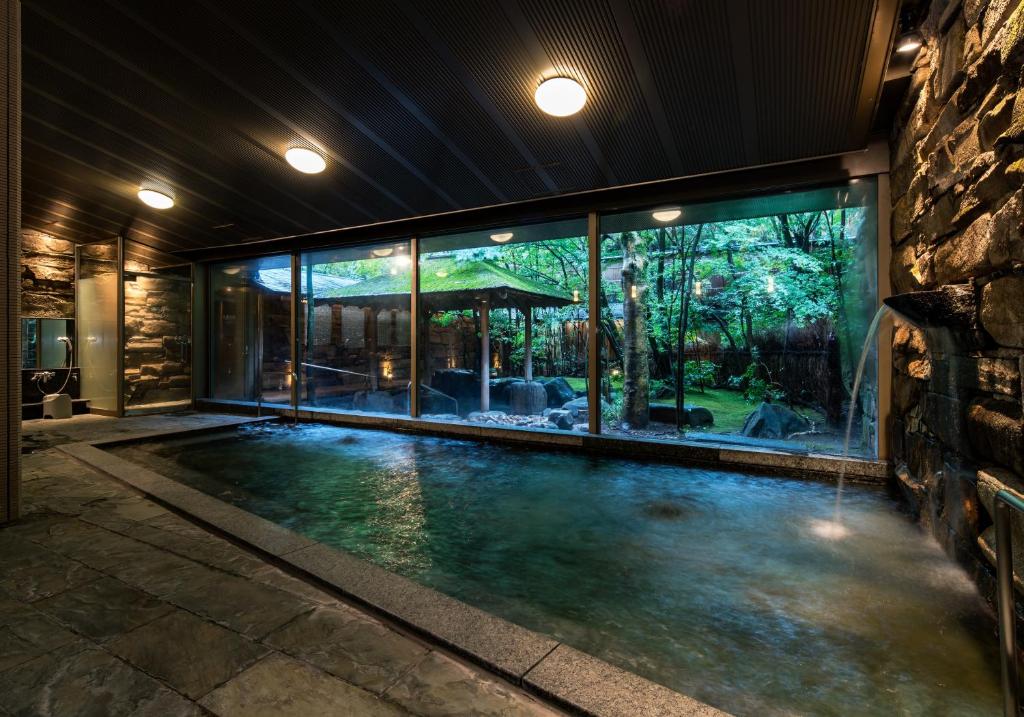 Bazén v ubytování Kinosaki Onsen Nishimuraya Hotel Shogetsutei nebo v jeho okolí