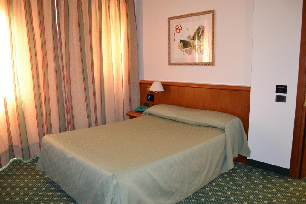 Postel nebo postele na pokoji v ubytování Hotel Due Leoni