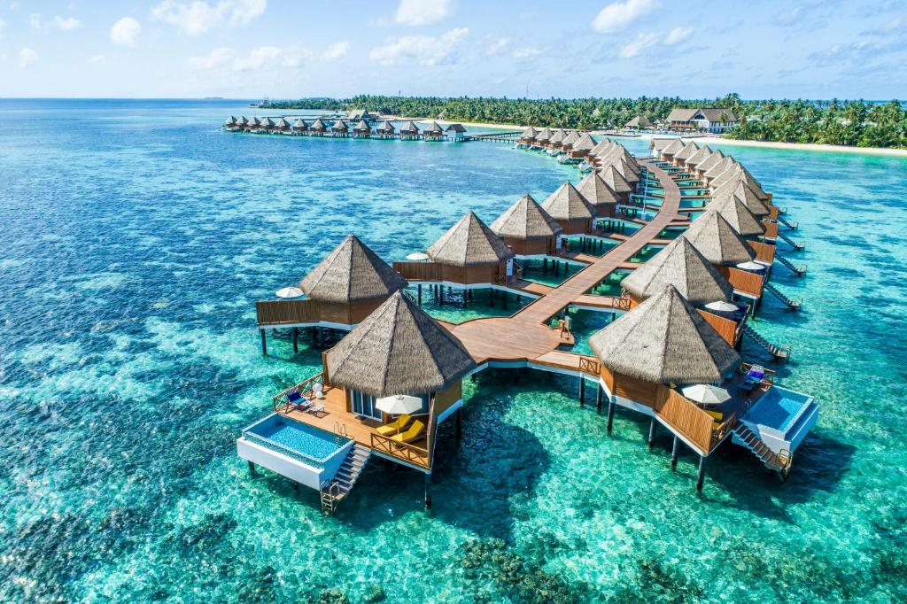 加弗阿利夫环礁Mercure Maldives Kooddoo - Adults - Only Escape - 50 percent off Transfers的水上度假村的鸟瞰图