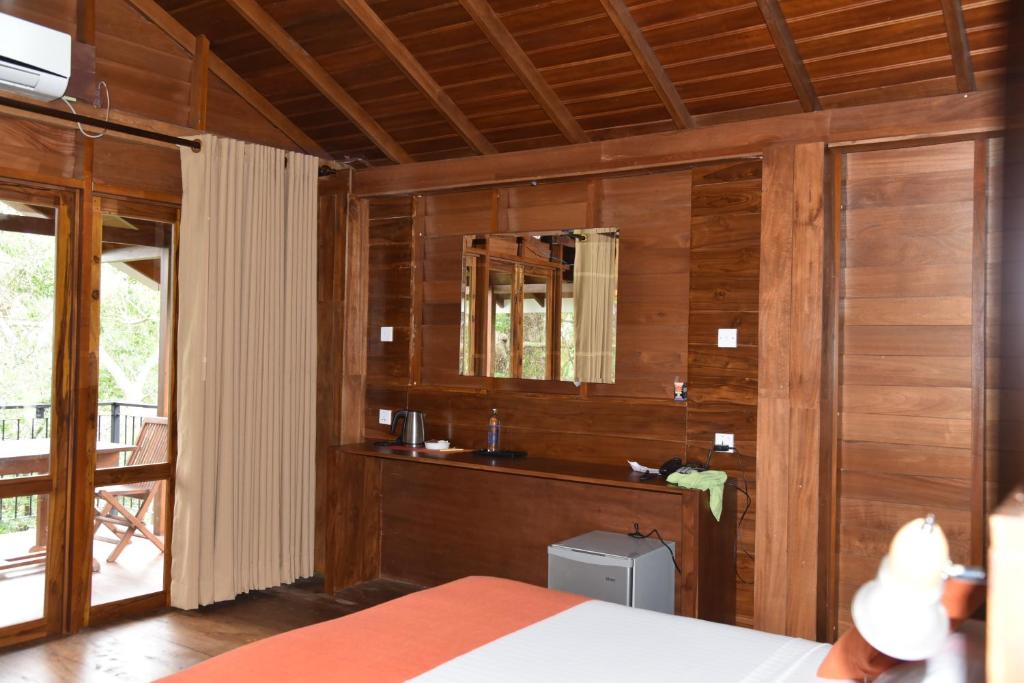 Postel nebo postele na pokoji v ubytování Wilpattu Tree House