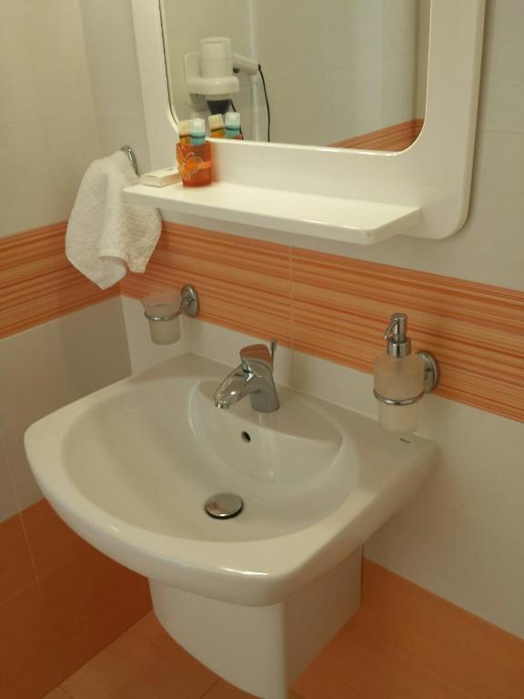 Sarakiniko Rooms - 8