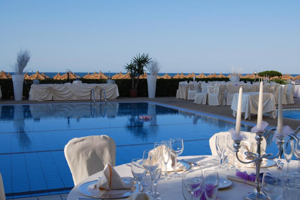 Basen w obiekcie Hotel Mara lub w pobliżu