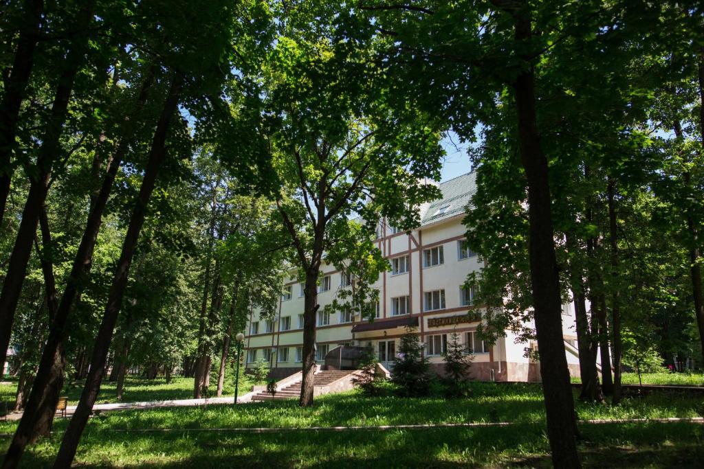 un bâtiment au milieu d'un parc arboré dans l'établissement Dubrava Park-Hotel, à Samara