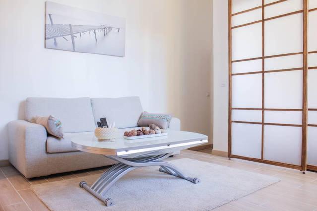 un salon avec un canapé et une table basse dans l'établissement Appartement Vue sur le Vieux Port, à Marseille
