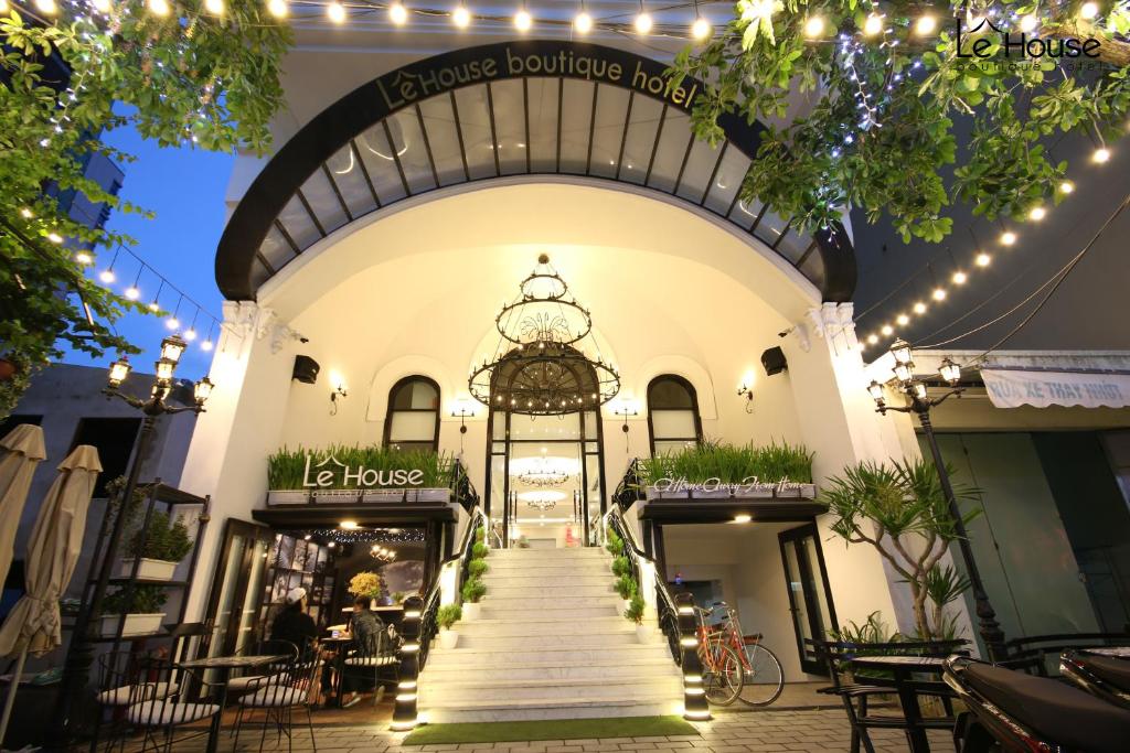 ein Gebäude mit einer Treppe, die zu einem Geschäft führt in der Unterkunft Le House Boutique Hotel in Đà Nẵng