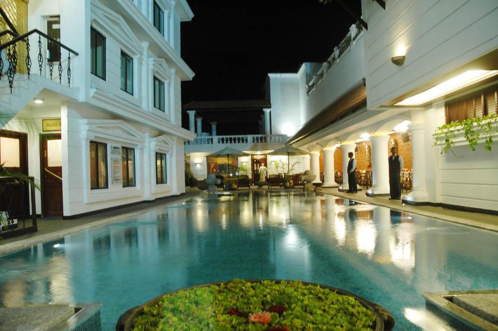Bazén v ubytování Anandha Inn Convention Centre and Suites nebo v jeho okolí