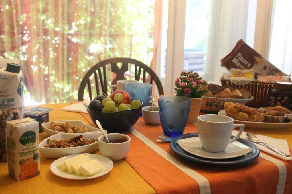 コマッキオにあるFiore delle Valliのテーブル(朝食用の食材、コーヒーカップ付)